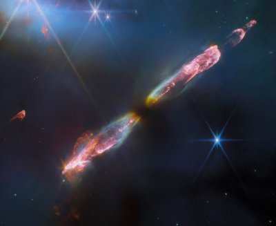 HH 211（NIRCam画像） 作： James Webb Space Telescope (NASA)