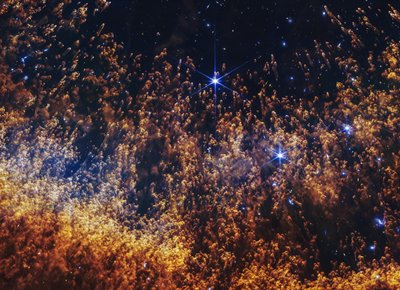 ヘリックス星雲（NIRCam） 作： James Webb Space Telescope (NASA)