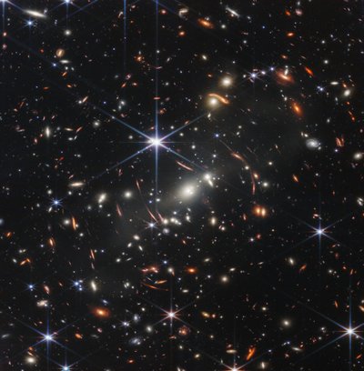 レンズ銀河団 (Webb 初のディープ フィールド) 作： James Webb Space Telescope (NASA)