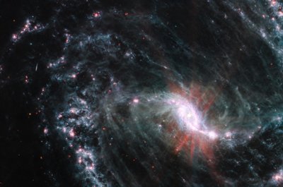 NGC 1365（MIRI画像） 作： James Webb Space Telescope (NASA)