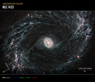 NGC 1433（MIRIコンパス画像） 作： James Webb Space Telescope (NASA)