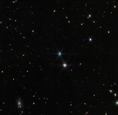 海王星広視野（NIRCam） 作： James Webb Space Telescope (NASA)