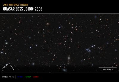 クェーサーJ0100+2802（NIRCamコンパス画像） 作： James Webb Space Telescope (NASA)