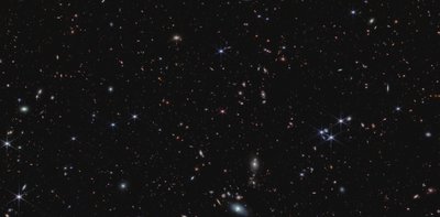 クェーサーJ0100+2802（NIRCam画像） 作： James Webb Space Telescope (NASA)