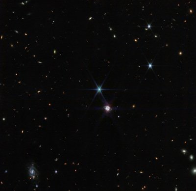 海王星のリングのまれなビュー 作： James Webb Space Telescope (NASA)