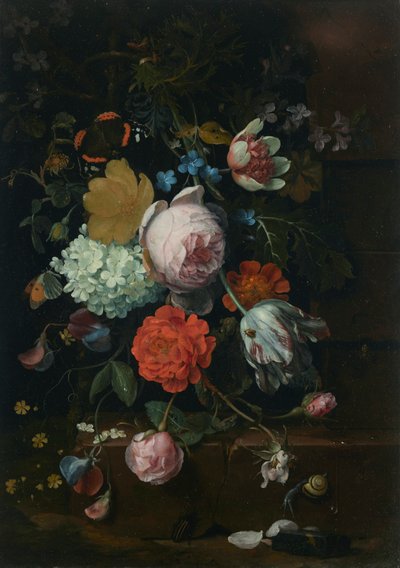 棚に置かれた牡丹、チューリップ、バラなどの花束と蝶、カタツムリ、カブトムシ。 作： Jan Mortel