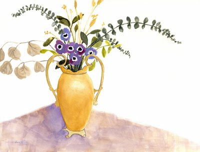 紫の花とイギリスの花瓶のある静物 2024年頃 （紙に水彩画） 作： ジャネル・ブラッグ