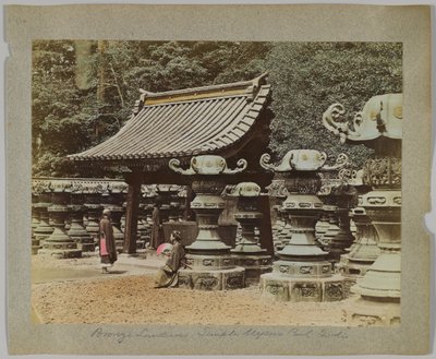 上野公園の寺院の外にあるブロンズのランタン（日本、東京）（手彩色のモノクロ写真 作： Japanese Photographer