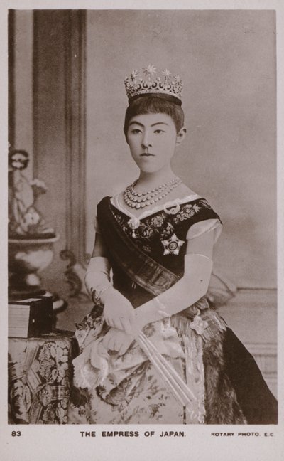 明治天皇の妻、昭憲皇太后（モノクロ写真 作： Japanese Photographer
