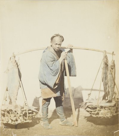 釣った魚を持つ漁師（手彩色のモノクロ写真 作： Japanese Photographer