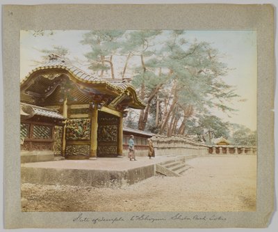 東京・芝公園の六波羅蜜寺の門（手彩色のモノクロ写真 作： Japanese Photographer