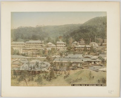 京都・円山公園の全景（手彩色のモノクロ写真 作： Japanese Photographer