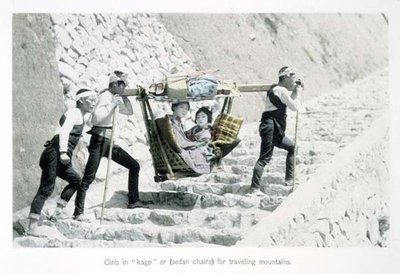 籠」に乗った少女たち（1880年頃）（カードに手彩色アルバムプリント 作： Japanese Photographer