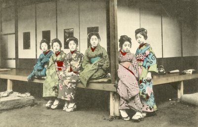 日本の女性のグループ、おそらく芸者 作： Japanese Photographer