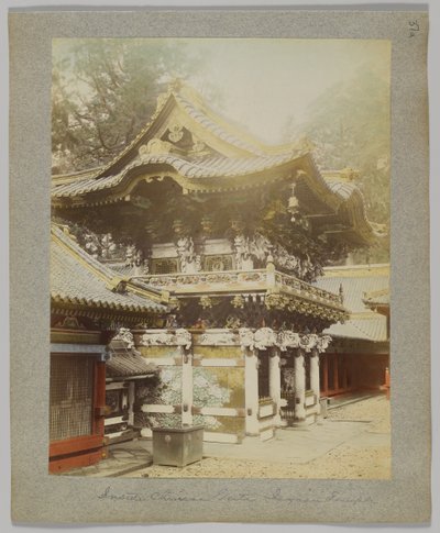 日光・唐招提寺の中国門内（手彩色白黒写真 作： Japanese Photographer