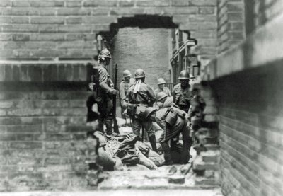 1937年に中国の上海で日本軍がストリートファイトに参加 作： Japanese Photographer