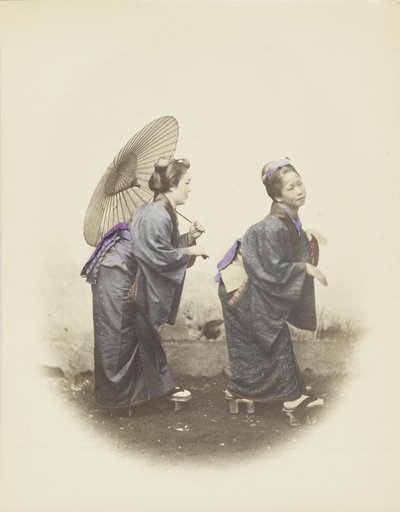 伝統的な衣装を身にまとった日本女性（手彩色のモノクロ写真 作： Japanese Photographer