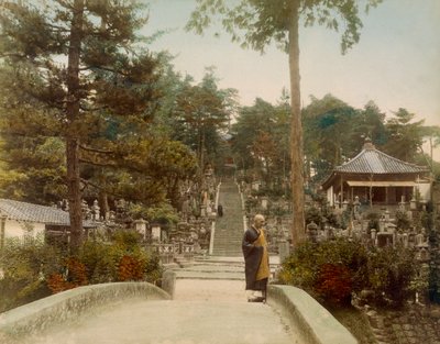 黒谷墓所、京都、1890 年代。 作： Japanese Photographer