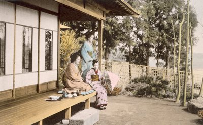 家庭での女性（手描きの写真） 作： Japanese Photographer