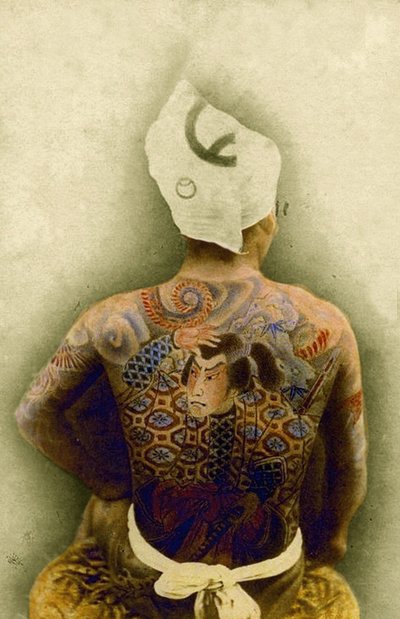日本の伝統的な入れ墨の入れ墨を持つ男、1880年頃（手塗りの卵白写真） 作： Japanese Photographer