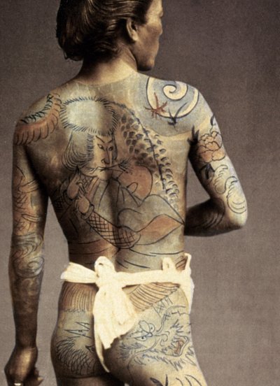 日本の伝統的な入れ墨の入れ墨を持つ男、1880年頃 作： Japanese Photographer