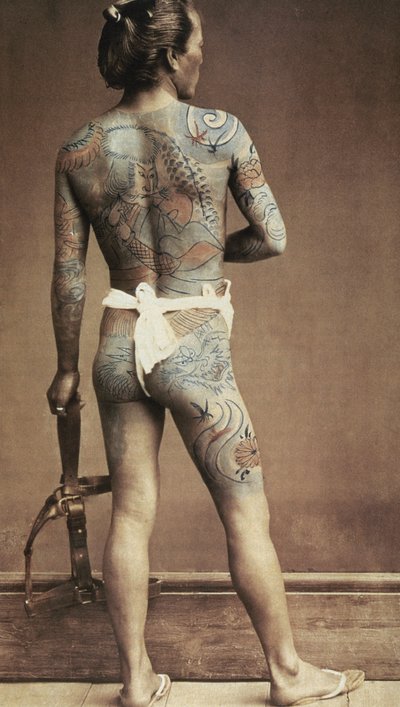 日本特有の刺青をした男性。アルブメン写真、手彩色。1880年頃 作： Japanese Photographer