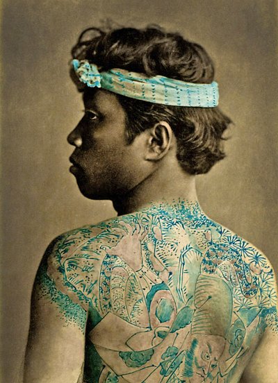 日本の伝統的な入れ墨の入れ墨をした男の肖像、c.1880（手描きの卵白写真） 作： Japanese Photographer