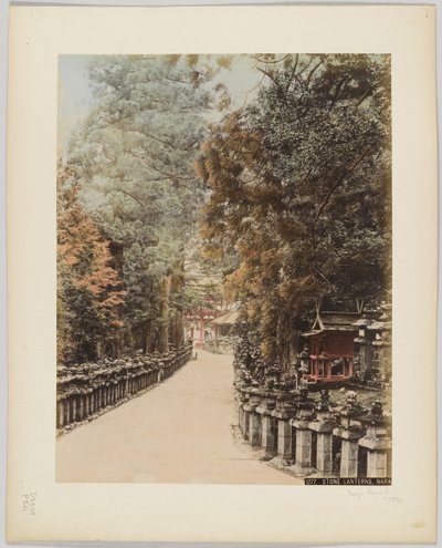 石灯籠、奈良、日本、1890年頃（手彩色のモノクロ写真 作： Japanese Photographer