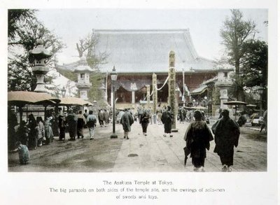 東京の浅草寺、1880年頃（カードに手彩色アルペンプリント） 作： Japanese Photographer