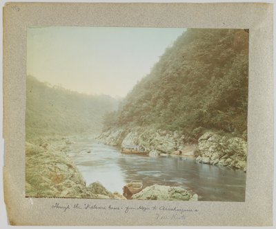 桂川を通って保津から嵐山へ、日本の京都近郊（手彩色のモノクロ写真 作： Japanese Photographer