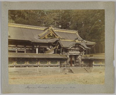 日光の山門から見た唐招提寺（手彩色のモノクロ写真 作： Japanese Photographer