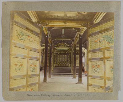 東京・芝公園の6代・7代将軍家光寺「扉の入り口」からの眺め（手彩色のモノクロ写真 作： Japanese Photographer