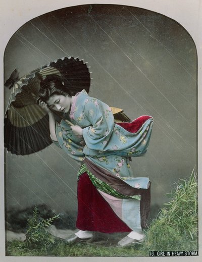 雨の中の日本の少女、1900年頃（手描きの写真） 作： Japanese Photographer