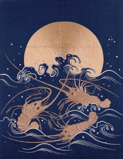 昇る太陽の前の波の中に3つのザリガニを描いたダークブルーのサテンの日本刺繍テキスタイルパネル 作： Japanese School