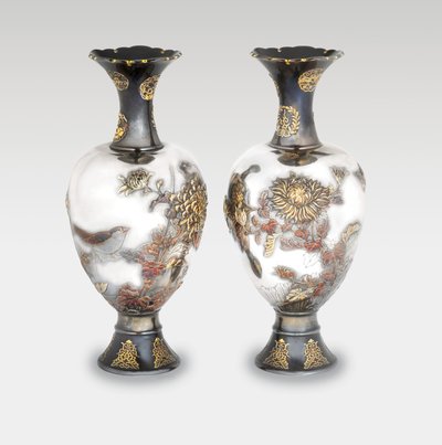 19世紀後半の明治時代の尾関工房花瓶（金と銅の陶磁器） 作： Japanese School