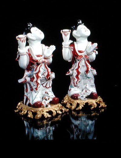 一対の伊万里唐子像、ヨーロッパ製のオルモル製台座付き 1700年頃（磁器・オルモル製 作： Japanese School