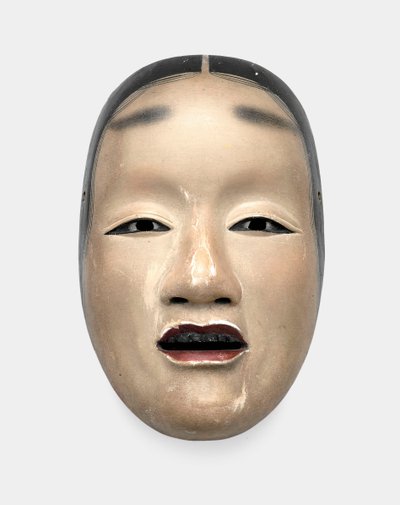 胡粉を挽いた木製マスクで、髪、目、歯は墨、唇は赤で描かれています。 作： Japanese School