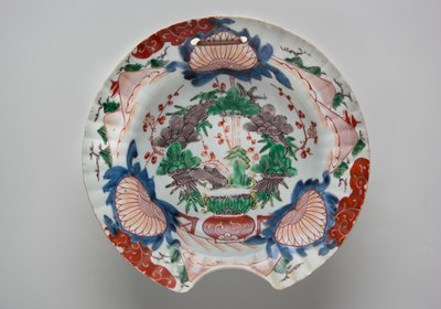 18世紀後半の理髪丼（有田焼、釉下青と上絵のエナメルを施した磁器） 作： Japanese School