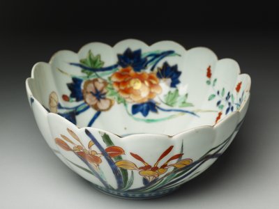 側面が縦溝で縁がスカラップになったボウル、伊万里焼、c.1770-20（青い下釉と上釉のエナメルが施された陶器） 作： Japanese School