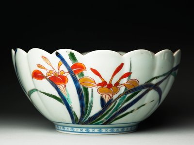 側面が縦溝で縁がスカラップになったボウル、伊万里焼、c.1770-20（青い下釉と上釉のエナメルが施された陶器）（117721も参照） 作： Japanese School