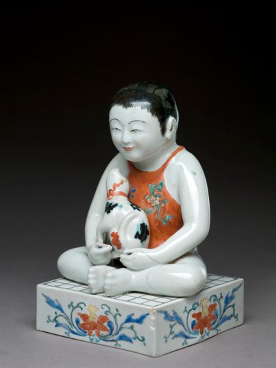 四角い将棋のテーブルに座っている犬の少年、柿右衛門関連の器、日本語、1680-1700（青い下絵の陶器） 作： Japanese School