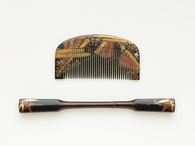櫛とヘアピン、19世紀後半から20世紀初頭（漆、金、真珠層のある木材） 作： Japanese School