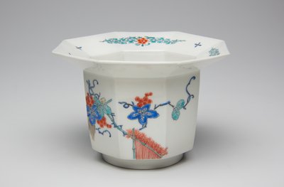 カップ、17世紀後半〜18世紀初頭（柿右衛門、上絵付けエナメル磁器） 作： Japanese School