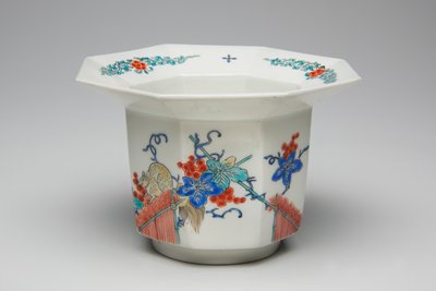 カップ、17世紀後半から18世紀初頭（柿右衛門、上絵付けエナメル磁器） 作： Japanese School