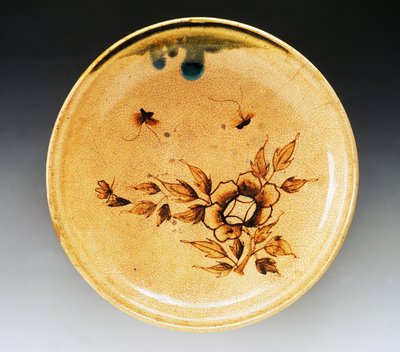 装飾エナメル炻器盆 二蝶牡丹図 18世紀末～19世紀初頭 瀬戸物 直径34cm 日本文明 江戸時代 作： Japanese School