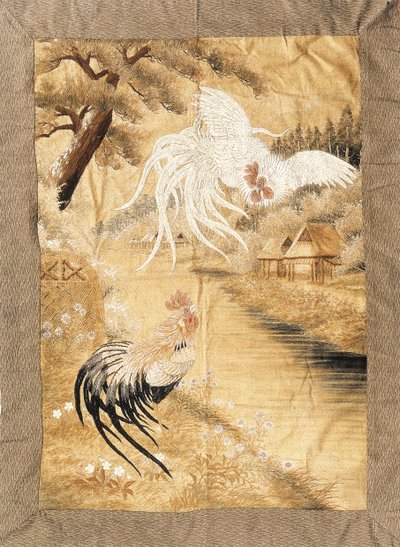 19世紀後半、刺繍された吊り下げられ、絹で作られ、羽毛のついたおんどりが羽ばたき、ヒナギクの間の川岸に止まっています。 作： Japanese School