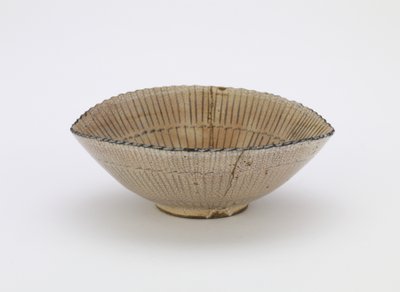 江戸時代の縁起の良い帽子の形をした一人前茶碗（釉薬の下にコバルトと鉄の顔料を入れた石器） 作： Japanese School