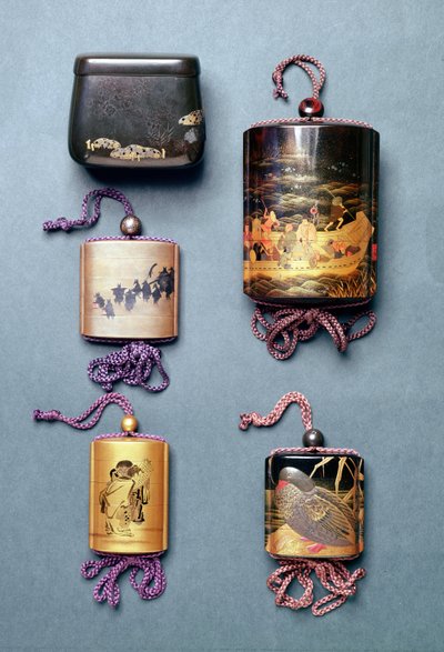 印籠とたばこポーチ：左から右：ひらまき絵柄のたばこポーチ、Zeshinの署名入り。いんろ、墨絵のぎだしでキツネの結婚式行列、東洋と署名。墨絵で巻物を読む二人の賢者 作： Japanese School