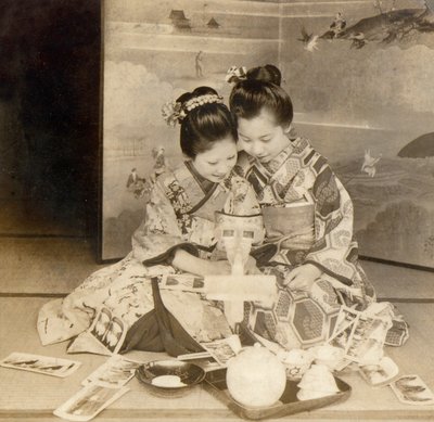 ステレオグラフィックカードでステレオスコープビューアを使用する日本人の女の子、1899年 作： Japanese School