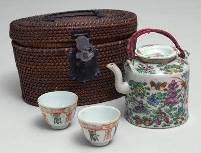 籐製携帯ケース付き日本茶セット、1850年頃（磁器） 作： Japanese School